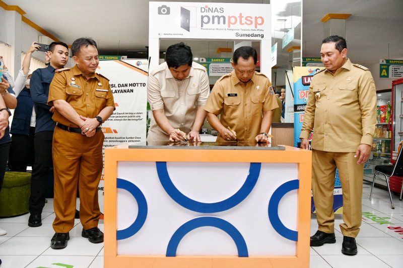 
Menteri Dalam Negeri Tito Karnavian dan Menteri Perumahan dan Kawasan Permukiman Maruarar Sirait didampingi Sekda Jabar Herman Suryatman menghadiri Launching Pelayanan cepat Persetujuan Bangunan Gedung (PBG) Masyarakat berpenghasilan rendah (MBR) di MPP Mal Pelayanan Publik - (DPMPTSP) Kabupaten Sumedang, Rabu (15/01/2025) (Foto : biro adpim)

