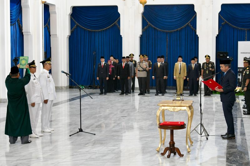 
Penjabat (Pj.) Gubernur Jawa Barat Bey Machmudin melantik Benny Bachtiar sebagai Penjabat Wali Kota Cimahi dan Ade Afriandi sebagai Penjabat Bupati Subang, di Aula Barat Gedung Sate, Kota Bandung, Minggu (19/1/2025) malam.(Foto: biro adpim jabar)
