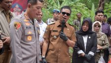 
Bupati Bandung Dadang Supriatna didampingi Kapolresta Bandung Kombes Pol Aldi Subartono,serta Ketua DPRD Kabupaten Bandung Renie Rahayu Fauzi saat menyaksikan penyegelan Lokasi penambangan emas ilegal di Kampung Ciherang, Desa Cibodas, Kecamatan Kutawaringin, Kabupaten Bandung.(Foto: diskominfo) 

