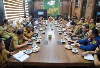 
Bupati Bandung Dadang Supriatna memimpin rapat koordinasi yang dihadiri Forum Kordinasi Pimpinan Daerah (Forkopimda), di Ruang Rapat Bupati, Senin (20/1/2025). (Foto: maji/dara)

