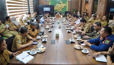 
Bupati Bandung Dadang Supriatna memimpin rapat koordinasi yang dihadiri Forum Kordinasi Pimpinan Daerah (Forkopimda), di Ruang Rapat Bupati, Senin (20/1/2025). (Foto: maji/dara)

