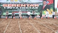 
Penjabat  Gubernur Jawa Barat, Bey Machmudin, bersama Menteri Pertanian Republik Indonesia Andi Amran Sulaiman dan Kapolri Jenderal Listyo Sigit Prabowo, meluncurkan Gerakan Penanaman Jagung Serentak 1 Juta Hektare, di Desa Karangmukti, Kecamatan Cipeundeuy, Kabupaten Subang, Selasa (21/1/2025).(Foto: biro adpim jabar)
