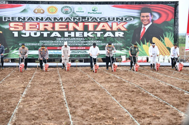 
Penjabat  Gubernur Jawa Barat, Bey Machmudin, bersama Menteri Pertanian Republik Indonesia Andi Amran Sulaiman dan Kapolri Jenderal Listyo Sigit Prabowo, meluncurkan Gerakan Penanaman Jagung Serentak 1 Juta Hektare, di Desa Karangmukti, Kecamatan Cipeundeuy, Kabupaten Subang, Selasa (21/1/2025).(Foto: biro adpim jabar)
