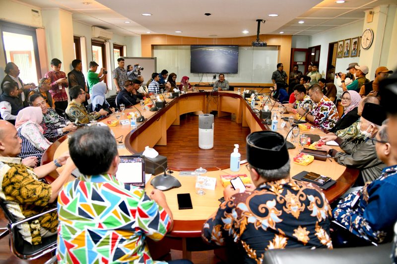 
Sekda Jabar Herman Suryatman memimpin rapat mengenai Kawasan Perkotaan Jatinangor (KPJ), di Kampus Institut Teknologi Bandung, Jatinangor, Kabupaten Sumedang, Jum'at (24/1/2025).(Foto: biro adpim jabar)

