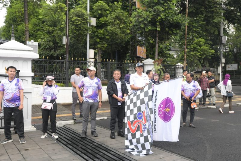 
Sekretaris Daerah Provinsi Jawa Barat Herman Suryatman mengikuti fun walk dalam rangka Peringatan Hari Ulang Tahun Persatuan Dokter Gigi Indonesia (PDGI) ke-75 di Gedung Sate, Kota Bandung, Minggu (26/1/2025).(Foto: biro adpim jabar)
