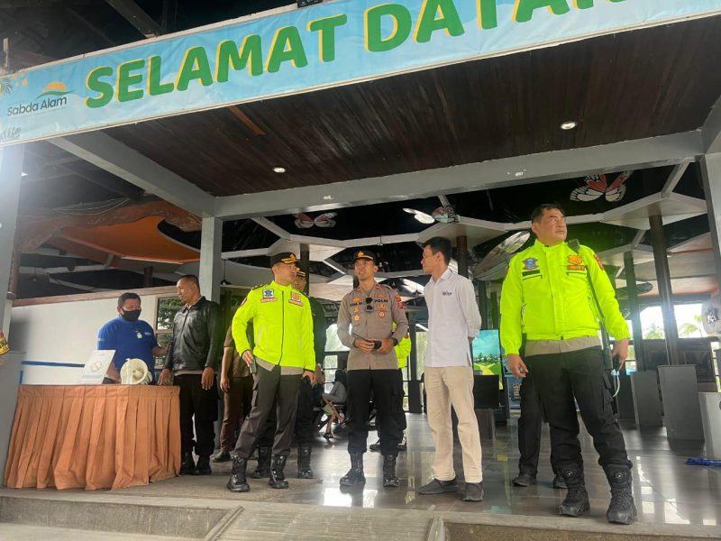 Wakapolres Garut, Kompol Dhomi Erwanto, bersama sejumlah PJU Polres Garut melakukan pengecekan terhadap sejumlah tempat wisata dan jalur lalu lintas di wilayah Garut, Senin (27/1/2025)(Foto: Istimewa)
