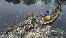 
Pengangkutan dan pembersihan sampah di kawasan Oxbow Cicukang, Desa Mekarrahayu, Kecamatan Margaasih, Kabupaten Bandung, Selasa (28/1/2025).(Foto: biro adpim jabar)

