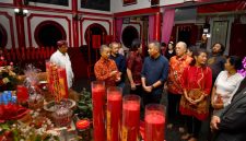 
Penjabat Gubernur Jawa Barat, Bey Machmudin, bersama jajaran Forum Koordinasi Pimpinan Daerah (Forkopimda), meninjau sejumlah vihara di Kota Bandung, Selasa (28/1/2025) malam. (Foto: biro adpim jabar)

