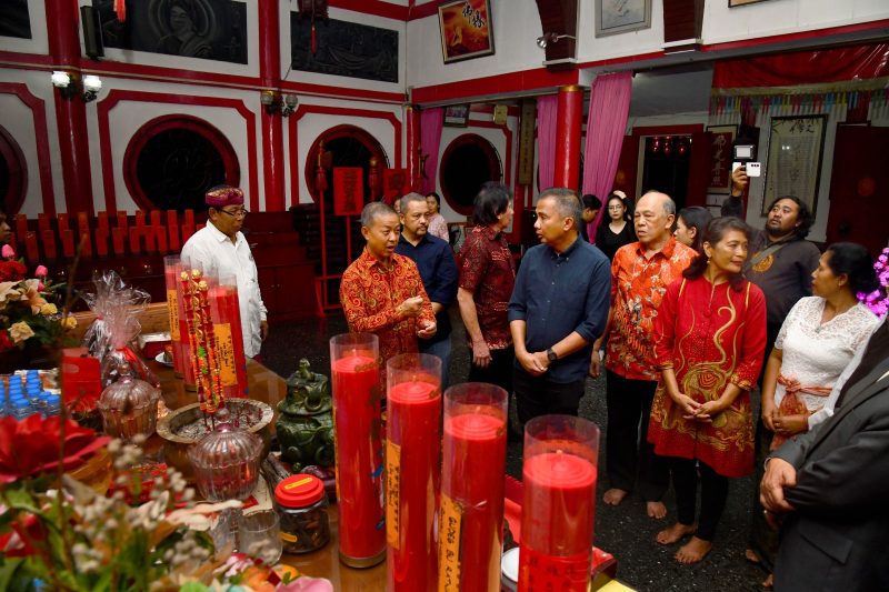 
Penjabat Gubernur Jawa Barat, Bey Machmudin, bersama jajaran Forum Koordinasi Pimpinan Daerah (Forkopimda), meninjau sejumlah vihara di Kota Bandung, Selasa (28/1/2025) malam. (Foto: biro adpim jabar)

