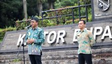 Bupati Bandung Dadang melepas Satgas PPR-PBG-PB saat apel gelar pasukan, di Plaza Upakarti Soreang, Kabupaten Bandung, Kamis (30/1/2025).(Foto: maji/dara)
