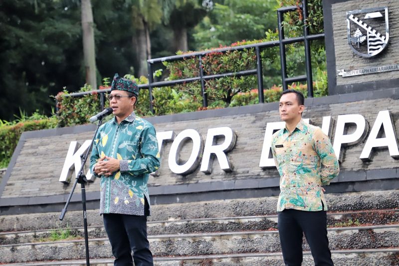 Bupati Bandung Dadang melepas Satgas PPR-PBG-PB saat apel gelar pasukan, di Plaza Upakarti Soreang, Kabupaten Bandung, Kamis (30/1/2025).(Foto: maji/dara)
