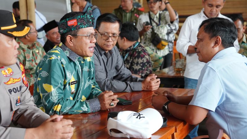 Bupati Bandung Dadang Supriatna melakukan inspeksi mendadak (sidak) ke beberapa lokasi wisata di Pasirjambu, Rancabali, Ciwidey yang disinyalir tidak memiliki izin, Kamis (30/1/2025).(Foto: humas)
