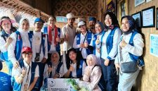 
 IWAPI (Ikatan Wanita Pengusaha Indonesia) DPP Pariwisata melaksanakan misi sosial memperingati Hari Gizi Nasional dengan memberikan 262 paket sembako kepada masyarakat setempat.(Foto: Ist)
