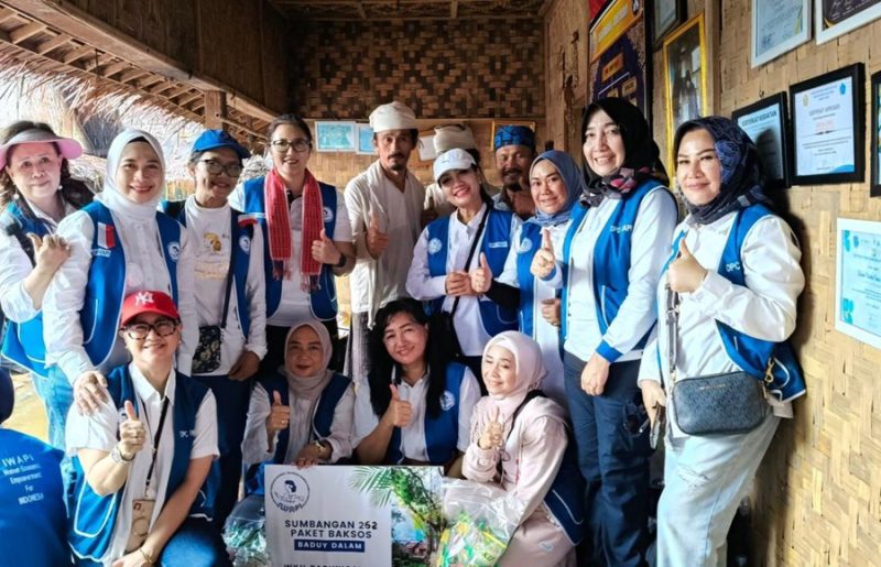 
 IWAPI (Ikatan Wanita Pengusaha Indonesia) DPP Pariwisata melaksanakan misi sosial memperingati Hari Gizi Nasional dengan memberikan 262 paket sembako kepada masyarakat setempat.(Foto: Ist)
