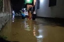 
Banjir bandang yang melanda Sungai Cipager tidak hanya merusak pondasi Jembatan Cipager, tetapi juga menyebabkan pemukiman di sekitar sungai terendam air. (Foto: Cirebon raya)
