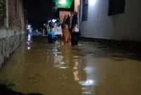 
Banjir bandang yang melanda Sungai Cipager tidak hanya merusak pondasi Jembatan Cipager, tetapi juga menyebabkan pemukiman di sekitar sungai terendam air. (Foto: Cirebon raya)
