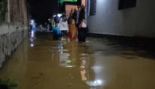 
Banjir bandang yang melanda Sungai Cipager tidak hanya merusak pondasi Jembatan Cipager, tetapi juga menyebabkan pemukiman di sekitar sungai terendam air. (Foto: Cirebon raya)
