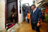 Penjabat Gubernur Jawa Barat, Bey Machmudin, meninjau lokasi banjir di Kecamatan Dayeuhkolot, Kelurahan Dayeuhkolot, Kabupaten Bandung, pada Sabtu (25/1/2025)(Foto: jabarprov) 