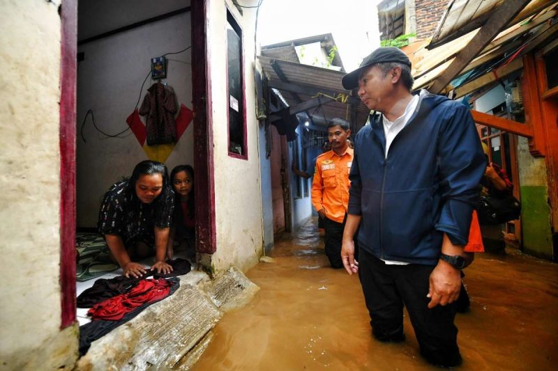 Penjabat Gubernur Jawa Barat, Bey Machmudin, meninjau lokasi banjir di Kecamatan Dayeuhkolot, Kelurahan Dayeuhkolot, Kabupaten Bandung, pada Sabtu (25/1/2025)(Foto: jabarprov) 