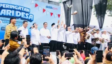 
Sejumlah Menteri Kabinet Merah Putih melepas burung pada acara Hari Desa Nasional 2025 di Kabupaten Subang, Jawa Barat.(Foto:kotasubang.com)
