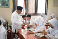 Menteri Pendidikan Dasar dan Menengah (Mendikdasmen), Abdul Mu'ti, meninjau pelaksanaan program Makan Bergizi Gratis di SMP Negeri 12 Semarang, Jawa Tengah (Foto: Kemendikdasmen)