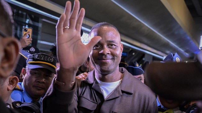 
Patrick Kluivert saat tiba di Bandara Soekarno-Hatta, Cengkareng, Banten, Sabtu (11/1/2025).(Foto: Ist/antara)

