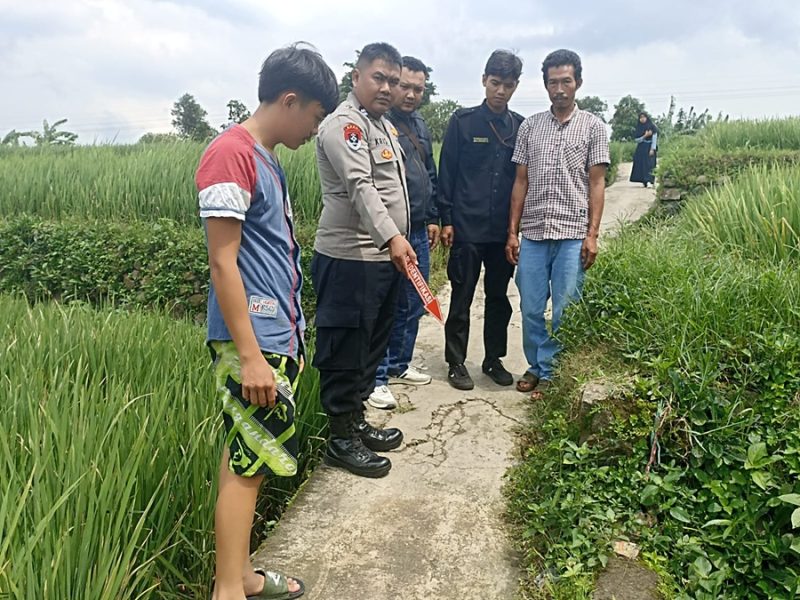 
Petugas menunjukan lokasi korban tergeletak meninggal dunia diduga tersambar petir di pinggir sawah Kampung Babakan Cikalang, Desa Rancasalak, Kecamatan Kadungora, Kabupaten Garut, abu (15/1/2025). (Foto: andre/dara).
