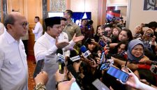 Presiden Prabowo Subianto menyampaikan keterangan pers kepada awak media usai menghadiri Musyawarah Nasional Konsolidasi Persatuan Kadin Indonesia, di The Ritz Carlton, Jakarta, pada Kamis (16/01/2025). (Foto: BPMI Setpres)
