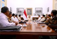 Presiden Prabowo Subianto memimpin rapat terbatas dengan sejumlah Menteri Kabinet Merah Putih di Istana Merdeka, Jakarta, Selasa (07/01/2025). (Foto: BPMI Setpres)
