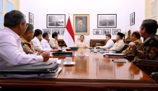 Presiden Prabowo Subianto memimpin rapat terbatas dengan sejumlah Menteri Kabinet Merah Putih di Istana Merdeka, Jakarta, Selasa (07/01/2025). (Foto: BPMI Setpres)
