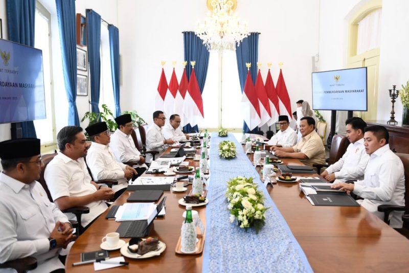 Presiden Prabowo Subianto menerima menteri koordinator (Menko) dan sejumlah menteri di bawah Kementerian Koordinator Bidang Pemberdayaan Masyarakat di Istana Bogor, Jawa Barat, Jumat (03/01/2025). (Foto: BPMI Setpres/Cahyo)

