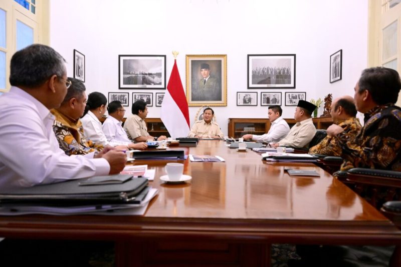 Presiden Prabowo Subianto memimpin rapat terbatas dengan sejumlah Menteri Kabinet Merah Putih di Istana Merdeka, Jakarta, Selasa (07/01/2025). (Foto: BPMI Setpres)
