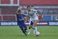 

Gelandang serang Persib, Tyronne Del Pino dibayangi pemain Arema FC pada pertandingan pekan ke-20 Liga 1 2024/2025 di Stadion Gelora Soepriadi Blitar, Jumat (24/1/2025). (Foto: PERSIB.co.id)

