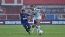 

Gelandang serang Persib, Tyronne Del Pino dibayangi pemain Arema FC pada pertandingan pekan ke-20 Liga 1 2024/2025 di Stadion Gelora Soepriadi Blitar, Jumat (24/1/2025). (Foto: PERSIB.co.id)

