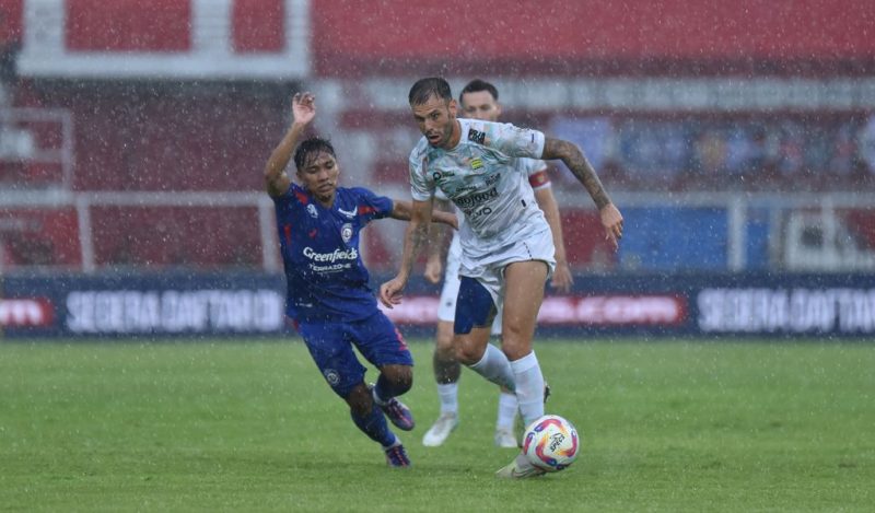 

Gelandang serang Persib, Tyronne Del Pino dibayangi pemain Arema FC pada pertandingan pekan ke-20 Liga 1 2024/2025 di Stadion Gelora Soepriadi Blitar, Jumat (24/1/2025). (Foto: PERSIB.co.id)

