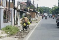 Salah seorang konsumen yang akan mengisi ulang gas LPG 3 kg (Foto: Istimewa)