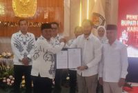 Jeje Ismail-Asep Ismail menerima SK Hasil Rapat Pleno Penetapan sebagai Bupati dan Wakil Bupati Bandung Barat dari Ketua KPU KBB, Ripqi Ahmad Sulaeman (Foto: Istimewa)