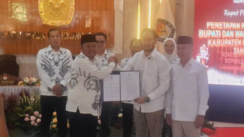 Jeje Ismail-Asep Ismail menerima SK Hasil Rapat Pleno Penetapan sebagai Bupati dan Wakil Bupati Bandung Barat dari Ketua KPU KBB, Ripqi Ahmad Sulaeman (Foto: Istimewa)