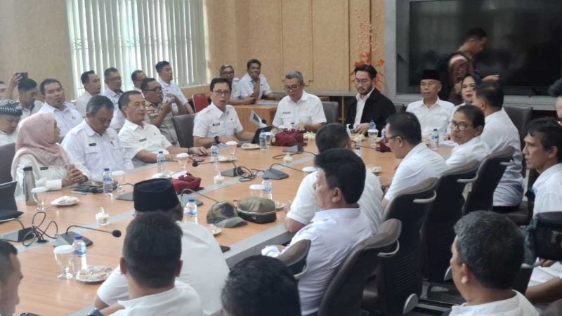 

Bupati  dan Wakil Bupati Bandung Barat Terpilih, Jeje Ritchie Ismail-Asep Ismail bertemu dengan para Organisasi Perangkat Daerah (OPD) Pemkab Bandung Barat di ruang rapat Setda KBB, Rabu (12/2/2025).(Foto: heny/dara)