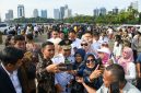 Gubernur Jawa Barat, Dedi Mulyadi mengajak masyarakat untuk menyampaikan ucapan selamat atas pelantikannya dalam bentuk yang unik, yaitu benih padi.(Foto: biro adpim jabar)
