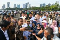 Gubernur Jawa Barat, Dedi Mulyadi mengajak masyarakat untuk menyampaikan ucapan selamat atas pelantikannya dalam bentuk yang unik, yaitu benih padi.(Foto: biro adpim jabar)
