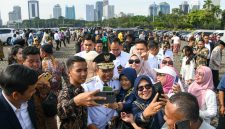 Gubernur Jawa Barat, Dedi Mulyadi mengajak masyarakat untuk menyampaikan ucapan selamat atas pelantikannya dalam bentuk yang unik, yaitu benih padi.(Foto: biro adpim jabar)
