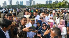 Gubernur Jawa Barat, Dedi Mulyadi mengajak masyarakat untuk menyampaikan ucapan selamat atas pelantikannya dalam bentuk yang unik, yaitu benih padi.(Foto: biro adpim jabar)
