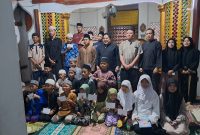 
Sebanyak 30 anak yatim piatu di  Panti Asuhan Anak Nurul Falaah Ciwaru, Kecamatan Soreang, mendapat santunan dari Kepala Dinas Pekerjaan Umum dan Tata Ruang (PUTR) Kabupaten Bandung, Dr. Ir. Zeis Zultaqawa ST.,MM. Santunan diserahkan Plt Sekretaris Dinas PUTR Deni Gunawan ST., MM , Kamis (20/2/2025). (Foto: maji/dara)
