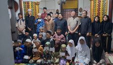 
Sebanyak 30 anak yatim piatu di  Panti Asuhan Anak Nurul Falaah Ciwaru, Kecamatan Soreang, mendapat santunan dari Kepala Dinas Pekerjaan Umum dan Tata Ruang (PUTR) Kabupaten Bandung, Dr. Ir. Zeis Zultaqawa ST.,MM. Santunan diserahkan Plt Sekretaris Dinas PUTR Deni Gunawan ST., MM , Kamis (20/2/2025). (Foto: maji/dara)
