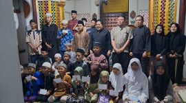 
Sebanyak 30 anak yatim piatu di  Panti Asuhan Anak Nurul Falaah Ciwaru, Kecamatan Soreang, mendapat santunan dari Kepala Dinas Pekerjaan Umum dan Tata Ruang (PUTR) Kabupaten Bandung, Dr. Ir. Zeis Zultaqawa ST.,MM. Santunan diserahkan Plt Sekretaris Dinas PUTR Deni Gunawan ST., MM , Kamis (20/2/2025). (Foto: maji/dara)
