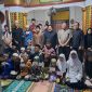 
Sebanyak 30 anak yatim piatu di  Panti Asuhan Anak Nurul Falaah Ciwaru, Kecamatan Soreang, mendapat santunan dari Kepala Dinas Pekerjaan Umum dan Tata Ruang (PUTR) Kabupaten Bandung, Dr. Ir. Zeis Zultaqawa ST.,MM. Santunan diserahkan Plt Sekretaris Dinas PUTR Deni Gunawan ST., MM , Kamis (20/2/2025). (Foto: maji/dara)
