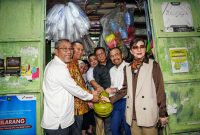 
Ketua Komisi dan anggota XII DPR RI meninjau ketersediaan serta kelancaran distribusi LPG 3 Kg di wilayah Jakarta Barat, Senin (10/2/2025).(Foto: pertamina)

