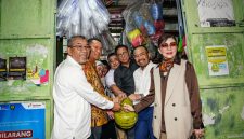 
Ketua Komisi dan anggota XII DPR RI meninjau ketersediaan serta kelancaran distribusi LPG 3 Kg di wilayah Jakarta Barat, Senin (10/2/2025).(Foto: pertamina)

