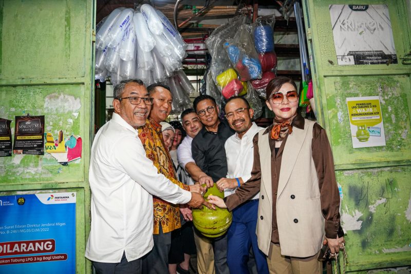 
Ketua Komisi dan anggota XII DPR RI meninjau ketersediaan serta kelancaran distribusi LPG 3 Kg di wilayah Jakarta Barat, Senin (10/2/2025).(Foto: pertamina)

